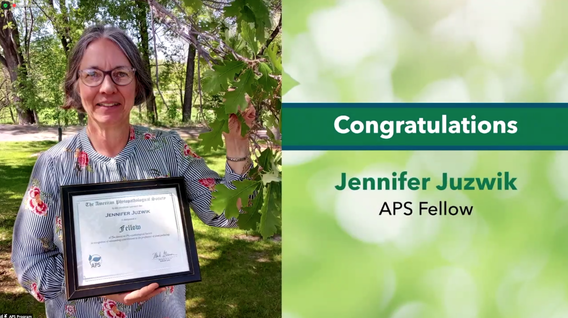 Jennifer Juzwik being awarded as APS fellow
